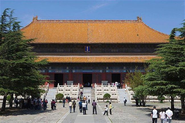 Lăng mộ của Minh Thành Tổ được gọi là Trường Lăng. Con đường dẫn tới lăng mộ dài 7 km gọi là Thần Lộ. Đây được coi là con đường linh thiêng với các tán cây và tượng động vật được làm theo đúng kích thước thật. Ngoài ra còn có tượng của các thần thú, quan lại, tướng lĩnh.