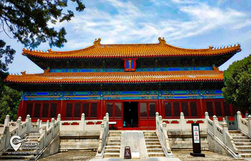 Minh Thành Tổ được chôn cất trong lăng mộ dưới lòng đất. Bên ngoài lăng mộ là điện Lăng Ân. Đây là nơi các hoàng đế nhà Minh tiếp theo tới bái lễ tổ tiên và cầu xin quốc thái dân an. Điện Lăng Ân được xây dựng phỏng theo kiến trúc điện Thái Hòa Điện trong Tử Cấm Thành.