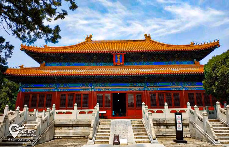 Minh Thành Tổ được chôn cất trong lăng mộ dưới lòng đất. Bên ngoài lăng mộ là điện Lăng Ân. Đây là nơi các hoàng đế nhà Minh tiếp theo tới bái lễ tổ tiên và cầu xin quốc thái dân an. Điện Lăng Ân được xây dựng phỏng theo kiến trúc điện Thái Hòa Điện trong Tử Cấm Thành.