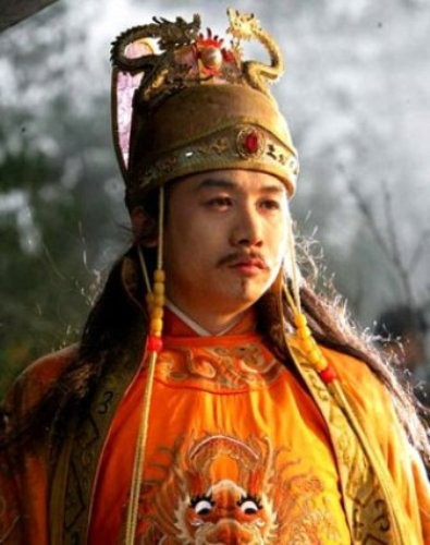 Minh Thành Tổ là hoàng đế nhà Minh đầu tiên xây dựng lăng mộ tại đây. Về sau, tổng cộng có 13 lăng mộ nên nơi đây còn được gọi Thập Tam Lăng. Khu lăng mộ này rộng hơn 40 km2.