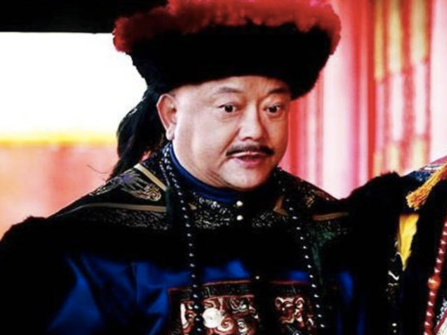 Càn Long đau buồn vì vô tình khiến một phi tần kiều diễm chết oan. Ông đã dùng ngón tay đánh dấu vết đỏ lên cổ của người phi tử và nói rằng, nếu linh hồn nàng có linh thiêng thì 20 năm sau sẽ gặp nhau. Khi đó, ông sẽ bù đắp cho bà vì đã vô tình hại chết nàng ở kiếp này.