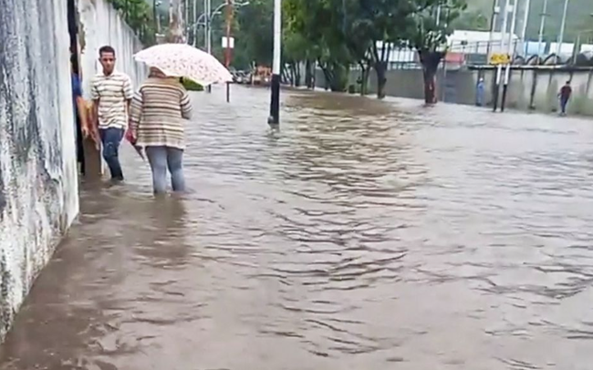 Vào đêm ngày 8/10/2022 (theo giờ địa phương), mưa lớn xảy ra đã cuốn những thân cây lớn và mảnh vỡ từ những ngọn núi xung quanh vào cộng đồng Tejerias, cách thủ đô Caracas của Venezuela khoảng 67km về phía Tây Nam. Sang đến ngày hôm sau, Phó Tổng thống Venezuela Delcy Rodriguez thông báo ít nhất 22 người đã thiệt mạng và 52 người mất tích sau khi 5 con sông nhỏ ở miền Trung Venezuela bị tràn bờ, gây lũ lụt nghiêm trọng do mưa lớn.