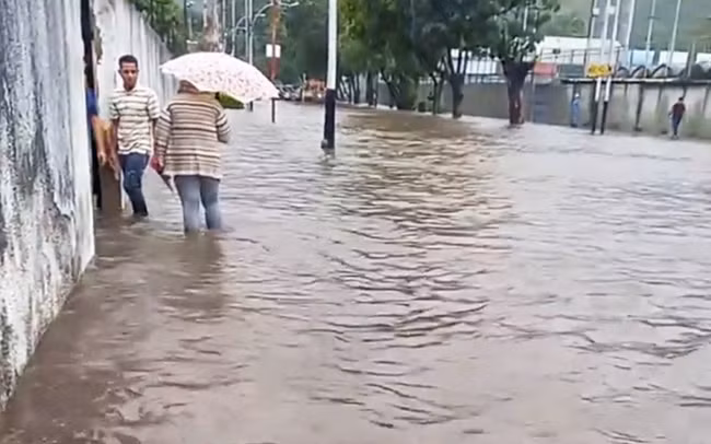 Vào đêm ngày 8/10/2022 (theo giờ địa phương), mưa lớn xảy ra đã cuốn những thân cây lớn và mảnh vỡ từ những ngọn núi xung quanh vào cộng đồng Tejerias, cách thủ đô Caracas của Venezuela khoảng 67km về phía Tây Nam. Sang đến ngày hôm sau, Phó Tổng thống Venezuela Delcy Rodriguez thông báo ít nhất 22 người đã thiệt mạng và 52 người mất tích sau khi 5 con sông nhỏ ở miền Trung Venezuela bị tràn bờ, gây lũ lụt nghiêm trọng do mưa lớn.