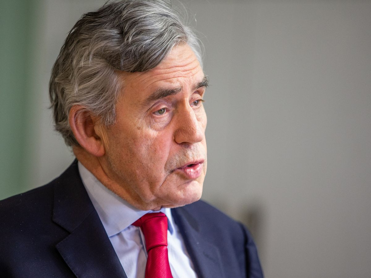 Ngay từ những ngày đầu bước vào chính trường, ông Brown đã có mối quan hệ thân thiết với nghị sĩ Tony Blair. Vào năm 1994, cả hai đều muốn ra tranh chức lãnh đạo Công đảng. Về sau, ông Brown đã bị thuyết phục và tạo điều kiện hỗ trợ cho ông Blair tranh chức Chủ tịch Công đảng.