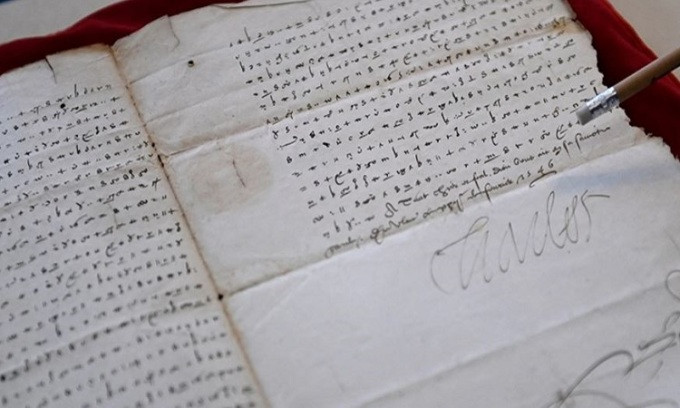 Bức thư trên hoàng đế Charles V viết năm 1547 gửi cho đại sứ Jean de Saint-Mauris của đế chế La Mã ở Pháp. Trong thời kỳ đó, những cuộc chiến liên tục nổ ra và căng thẳng leo thang giữa Tây Ban Nha và Pháp trong bối cảnh vua Francis I đang cai trị khu vực này.