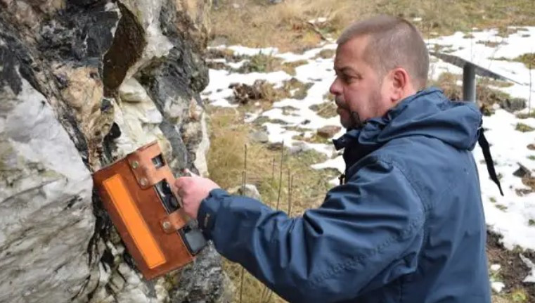 Trong những thập kỷ tiếp theo, các nhà khoa học tìm thêm được 9 nguyên tố hóa học khác tại mỏ quặng thuộc ngôi làng Ytterby gồm: Ytterbium, Terbium, Erbium, Gadolinium, Thulium, Scandium, Holmium, Dysprosi, Luteti.