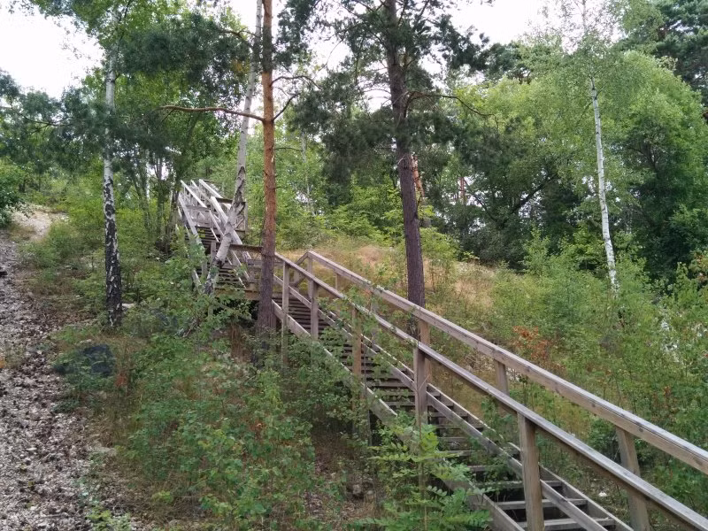 Về sau, Yttrium (Y) được con người ứng dụng rộng rãi trong đời sống như dùng trong đèn Led và phosphors, đặc biệt là các phosphors đỏ trong màn hình hiển thị ống tia âm cực.