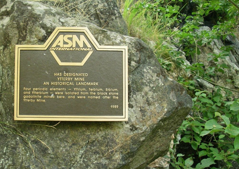 Trung úy Arrhenius đã đặt tên cho quặng mới đó là Ytterbite. Tiếp đến, ông gửi mẫu cho các nhà hóa học để phân tích với hy vọng rằng họ sẽ tìm ra các thành phần mới mà con người chưa biết đến.