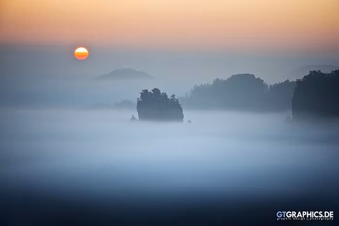 Bởi lẽ một số nhân chứng từng kể rằng đã từng nhìn thấy những con chim khổng lồ bay lượn trên bầu trời hay những con rắn biển lớn bơi quanh đảo.