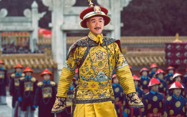 Hoàng đế Đạo Quang đích thân chỉ đạo việc lo hậu sư cho vị vua tiền nhiệm. Các quan lại không tìm được gỗ nam mộc vàng vì thời gian quá gấp rút. Loại gỗ này vô cùng quý hiếm nên không dễ tìm.