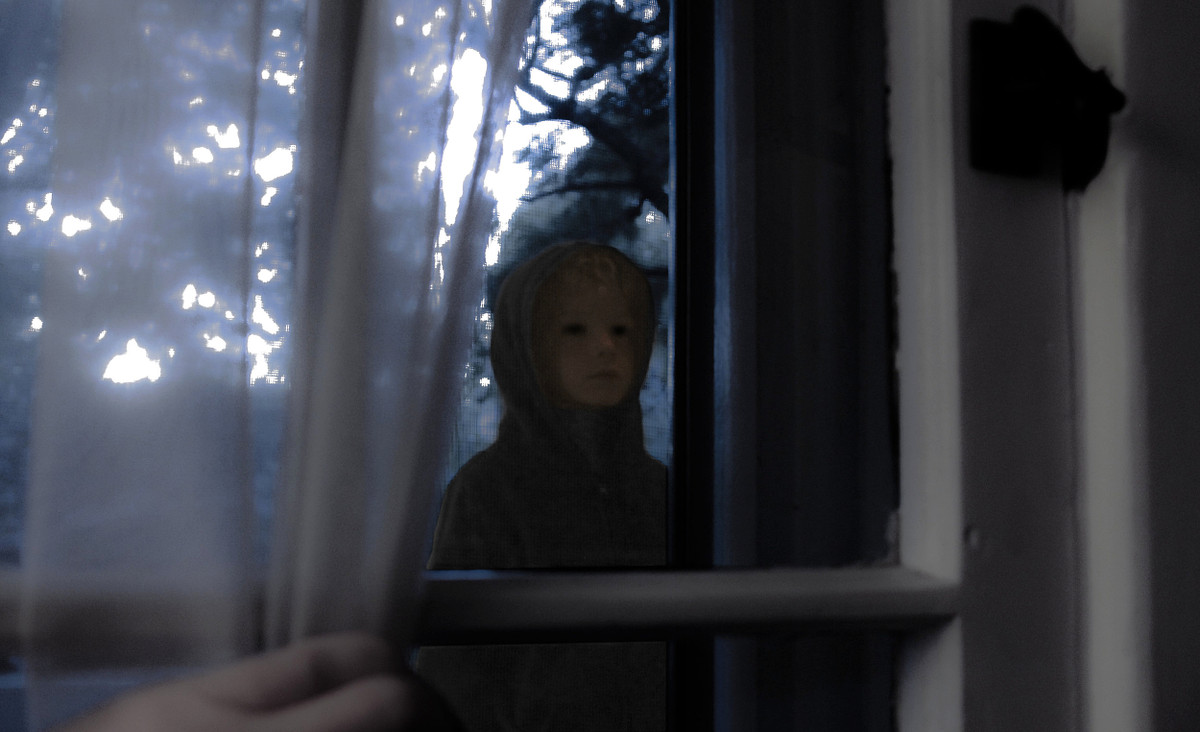 Những đứa trẻ đó thường xuất hiện ở những nơi vắng vẻ lúc tối muộn. Chúng thường đi xin nhờ xe nhưng khi mọi người nhìn thấy đôi mắt của những bé trai đó đều hoảng sợ rồi lái xe bỏ đi.