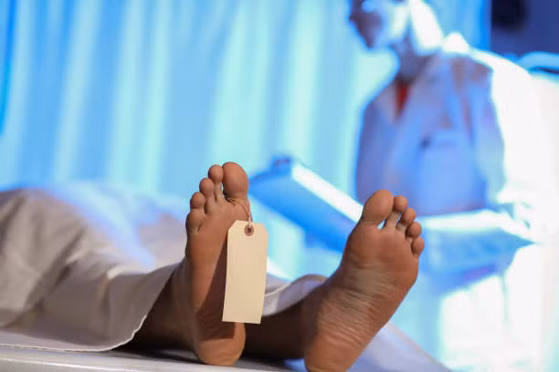 Theo các chuyên gia, sự suy giảm ATP sẽ khiến cho các bó cơ bắt đầu cứng lại, bắt đầu từ vùng mí mắt và cơ cổ cho tới toàn bộ cơ thể.