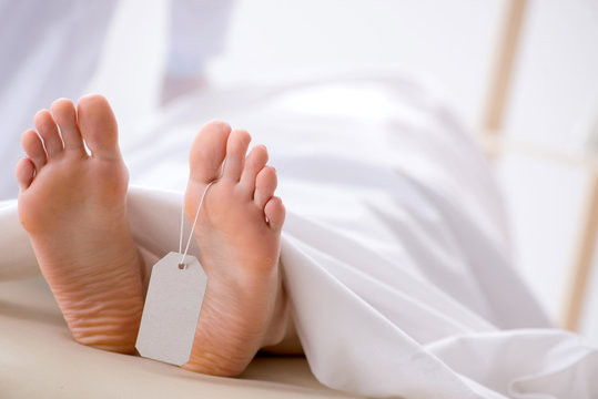 Do tác động sự phân hủy của tế bào nên các bộ phận trên cơ thể sẽ tạo ra khí.