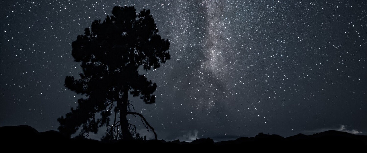 Dạng thời tiết thay đổi rất ít từ ngày này sang ngày khác, khi Mặt trời di chuyển về phía Nam trước tiết Đông Chí tháng 12 và lại di chuyển về phía Bắc sau tiết Đông Chí.