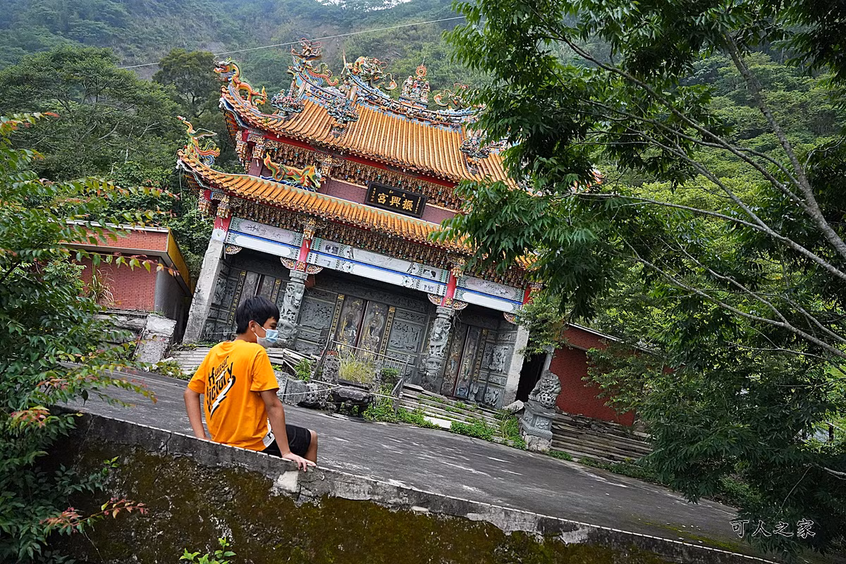 Tuy nhiên, sau khi cơn bão Morakot kinh hoàng càn quét Đài Loan vào tháng 8/2009, nhiều công trình bị hư hại như nhà cửa, đường xá.