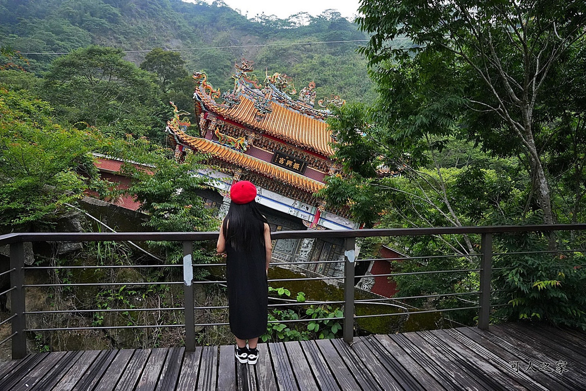 Khu vực đền Chấn Hưng cũng bị ảnh hưởng. Do nền đất bị sụt lở nên ngôi đền bị lún dần.