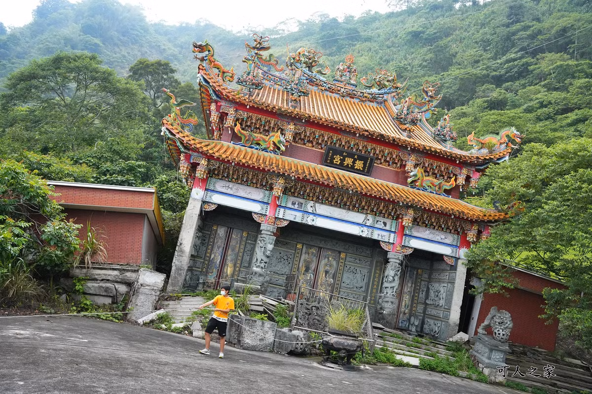 Nằm ở làng Thái Hòa, huyện Mai Sơn, thành phố Gia Nghĩa, đền Chấn Hưng nghiêng tới 45 độ.