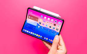 Theo nguồn tin Ross Young, Apple đang phát triển iPad/MacBook lai với màn hình gập 20 inch. Tin tức đã lan truyền trên mạng từ đầu năm 2022. Vì vậy, một số người cho rằng, Apple có thể ra mắt sản phẩm này vào năm 2023.