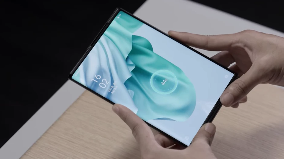 Bước sang năm 2023, nhiều sản phẩm công nghệ hứa hẹn được "trình làng". Theo đó, những thông tin về sản phẩm mới thu hút sự quan tâm của các tín đồ công nghệ. Một trong những sản phẩm được công chúng háo hức chờ đợi là mẫu điện thoại cuộn.