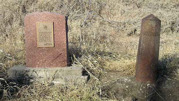 Cụ thể, sau khi tiểu bang Iowa bắt giam một cảnh sát trưởng thuộc bang Missouri đang cố thu thuế ở khu vực tranh chấp, Thống đốc hai bang ra lệnh lực lượng dân quân tăng cường tuần tra biên giới.