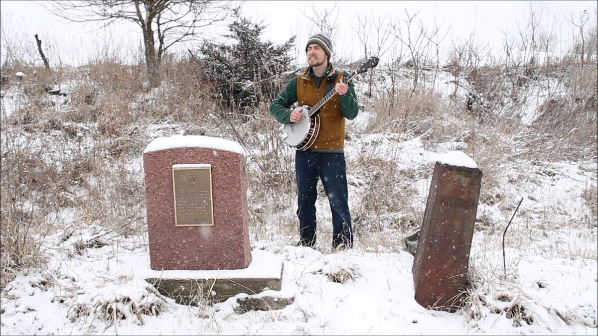 Nguyên nhân dẫn đến cuộc "chiến tranh mật ong" giữa Iowa và Missouri là do một vụ bắt giữ diễn ra tại khu vực tranh chấp đường biên giới với chiều dài 15 km của 2 tiểu bang.