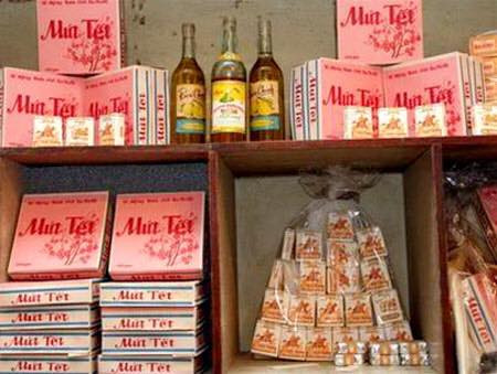 Những mặt hàng Tết thời bao cấp được bày bán trong quầy hàng Tết. Trong đó, Mứt Tết, rượu, thuốc lá là những mặt hàng bán chạy nhất dịp Tết Nguyên Đán.
