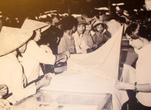 Vào dịp cận Tết, nhiều gia đình đi mua vải để may quần áo mới cho các con.