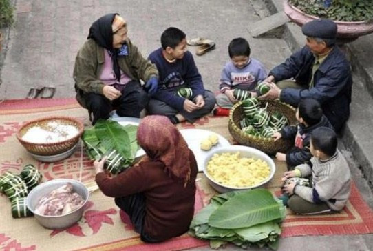 Đại gia đình với nhiều thế hệ cùng quây quần gói bánh trưng.