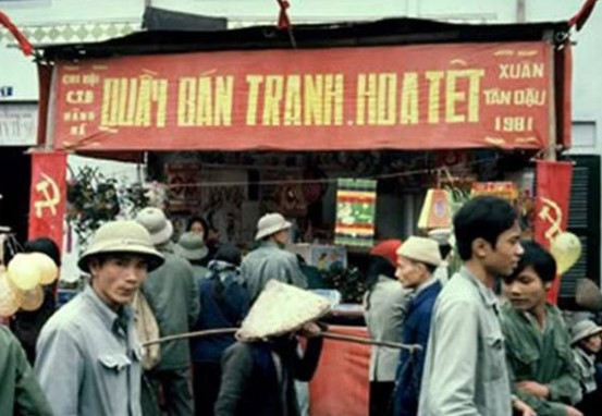 Quầy bán tranh, hoa Tết tấp nập người ra vào.