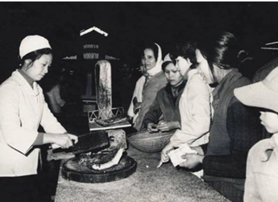 Nhiều khách hàng xếp hàng chờ mua thịt quay để ăn trong dịp Tết.