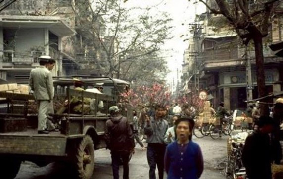 Không khí Tết rộn ràng, vui tươi len lỏi vào khắp đường phố, ngõ xóm ở Hà Nội.