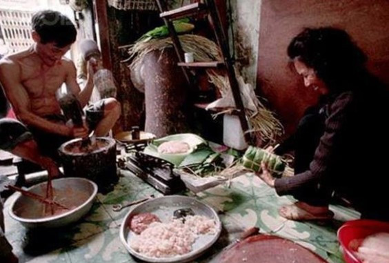 Một gia đình làm giò Tết.