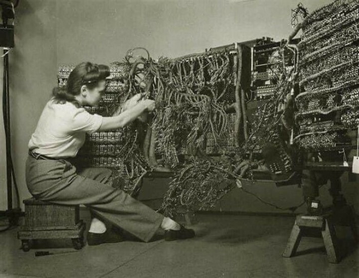 Nữ kỹ sư nối dây một chiếc máy tính thời kỳ đầu của IBM năm 1958.