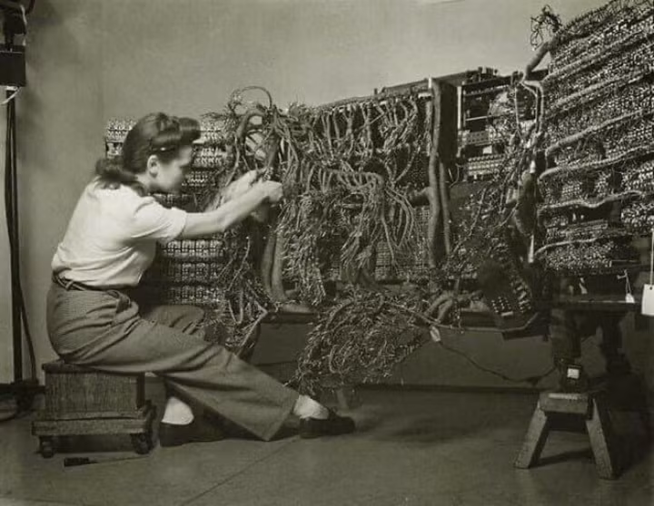 Nữ kỹ sư nối dây một chiếc máy tính thời kỳ đầu của IBM năm 1958.