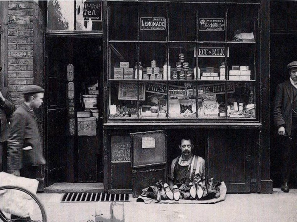 Vào những năm 1990, các cửa hàng san sát nhau ở thủ đô London, Anh. Trong ảnh là một trong những cửa tiệm nhỏ nhất thế giới. Người đàn ông trong ảnh đã mở một tiệm bán giày dép chỉ có mặt tiền khiêm tốn là ô cửa sổ nhỏ, đủ trưng bày vài đôi giày. Cửa tiệm này nằm bên trong một cửa hàng nước giải khát.