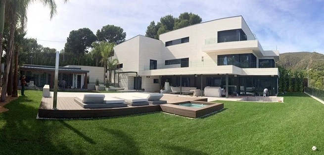 Do vậy, ngôi nhà của Lionel Messi ở vùng ngoại ô ở Barcelona, Tây Ban Nha trở thành chủ đề "hot" được nhiều người quan tâm.