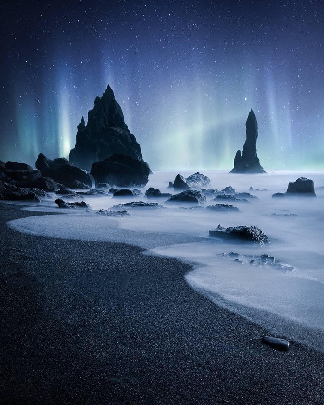 Theo lý giải của các chuyên gia, khi núi lửa phun trào, nham thạch tràn xuống biển và gặp lạnh vỡ tan. Đây chính là nguyên nhân khiến cát ở bãi biển Reynisfjara có màu đen đặc biệt thay vì giống các bãi biển thông thường.