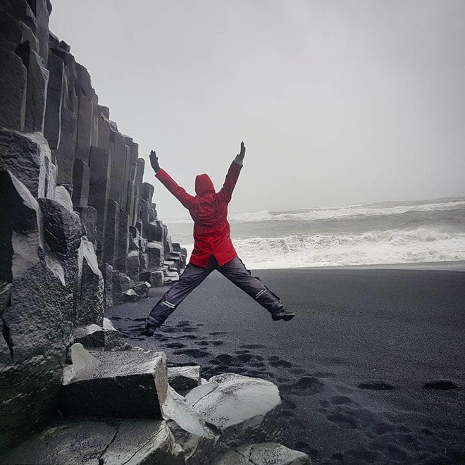 Vào một ngày nọ, những con quỷ đó bất ngờ bị hóa thành đá do không trốn kịp khi ánh sáng Mặt trời ló rạng.