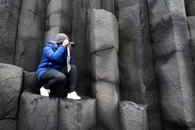 Theo truyền thuyết của người Iceland, những tảng đá bazan ở bãi biển Reynisfjara thực chất là những con quỷ chuyên kéo tàu thuyền đang di chuyển vào bờ.