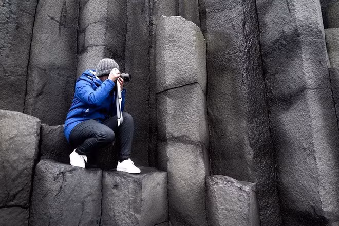 Theo truyền thuyết của người Iceland, những tảng đá bazan ở bãi biển Reynisfjara thực chất là những con quỷ chuyên kéo tàu thuyền đang di chuyển vào bờ.