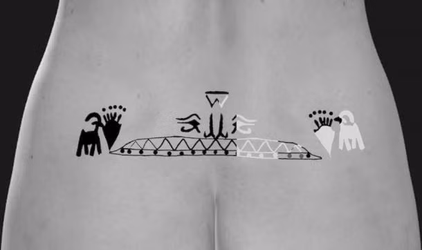 Nhờ vậy, những hình xăm màu đen sẫm được phát hiện trên cơ thể xác xác nước nữ. Trong đó, trên cơ thể một phụ nữ trung niên có xăm hình thần Bes và một chiếc bát - gắn liền với lễ tẩy uế vài tuần sau sinh. Một số trường hợp còn lại có hình xăm hình mắt thần Horus có ý nghĩa bảo vệ và chữa lành.