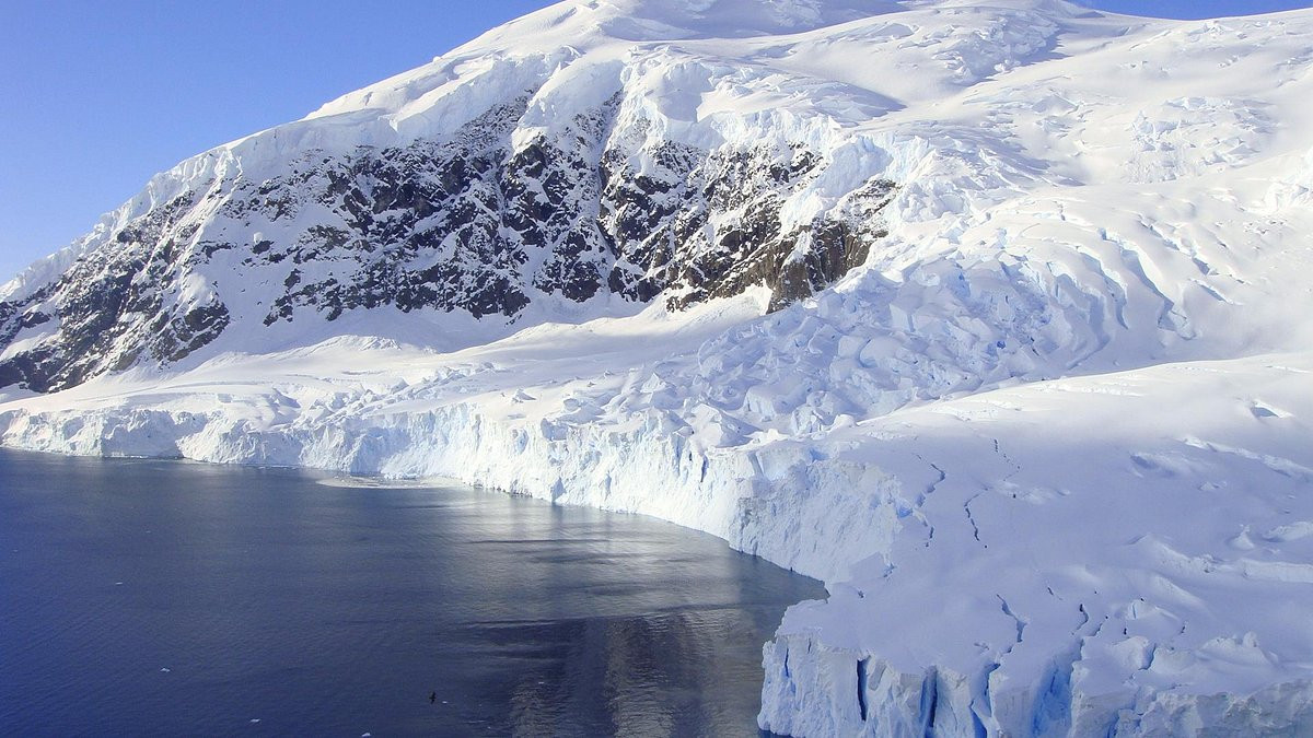 Trước đó, nhiệt độ lạnh nhất trên Trái đất từng được được ghi nhận bởi cảm biến vệ tinh cũng là -93,2 độ C.