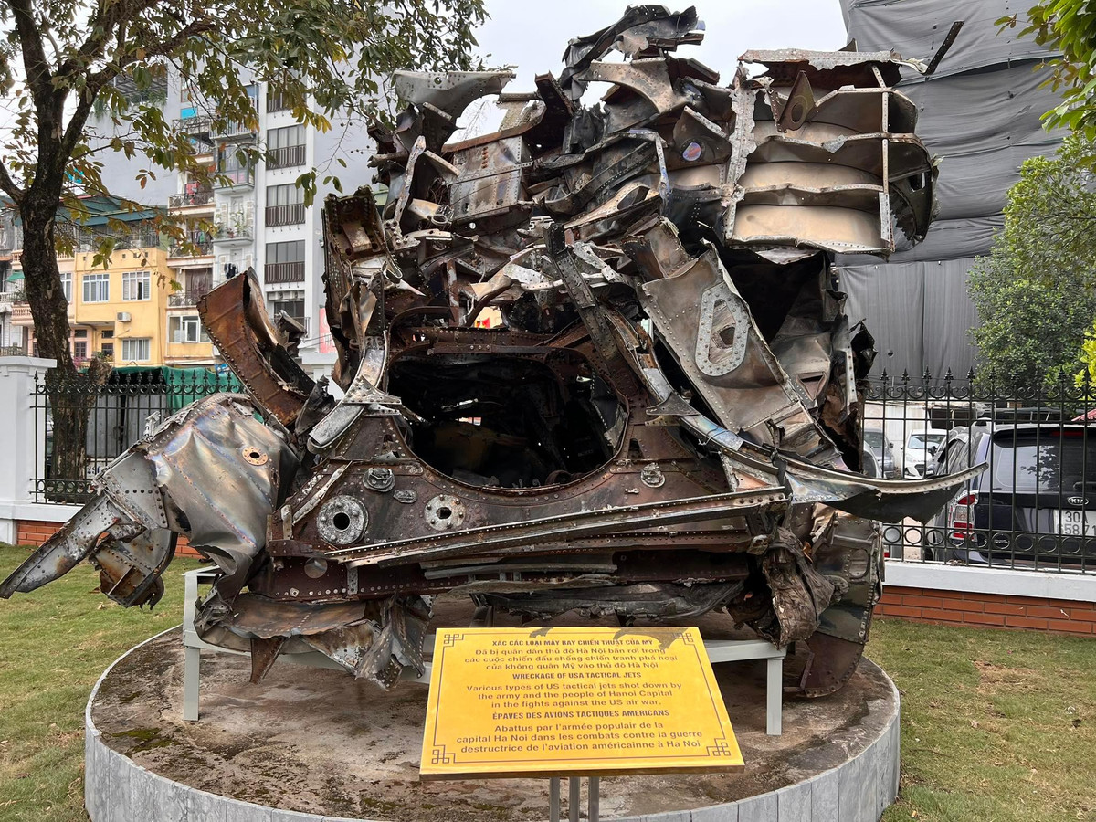 Cận cảnh mảnh xác máy bay B52 - "pháo đài bay" của Không quân Mỹ bị bắn rơi tại Hà Nội năm 1972.