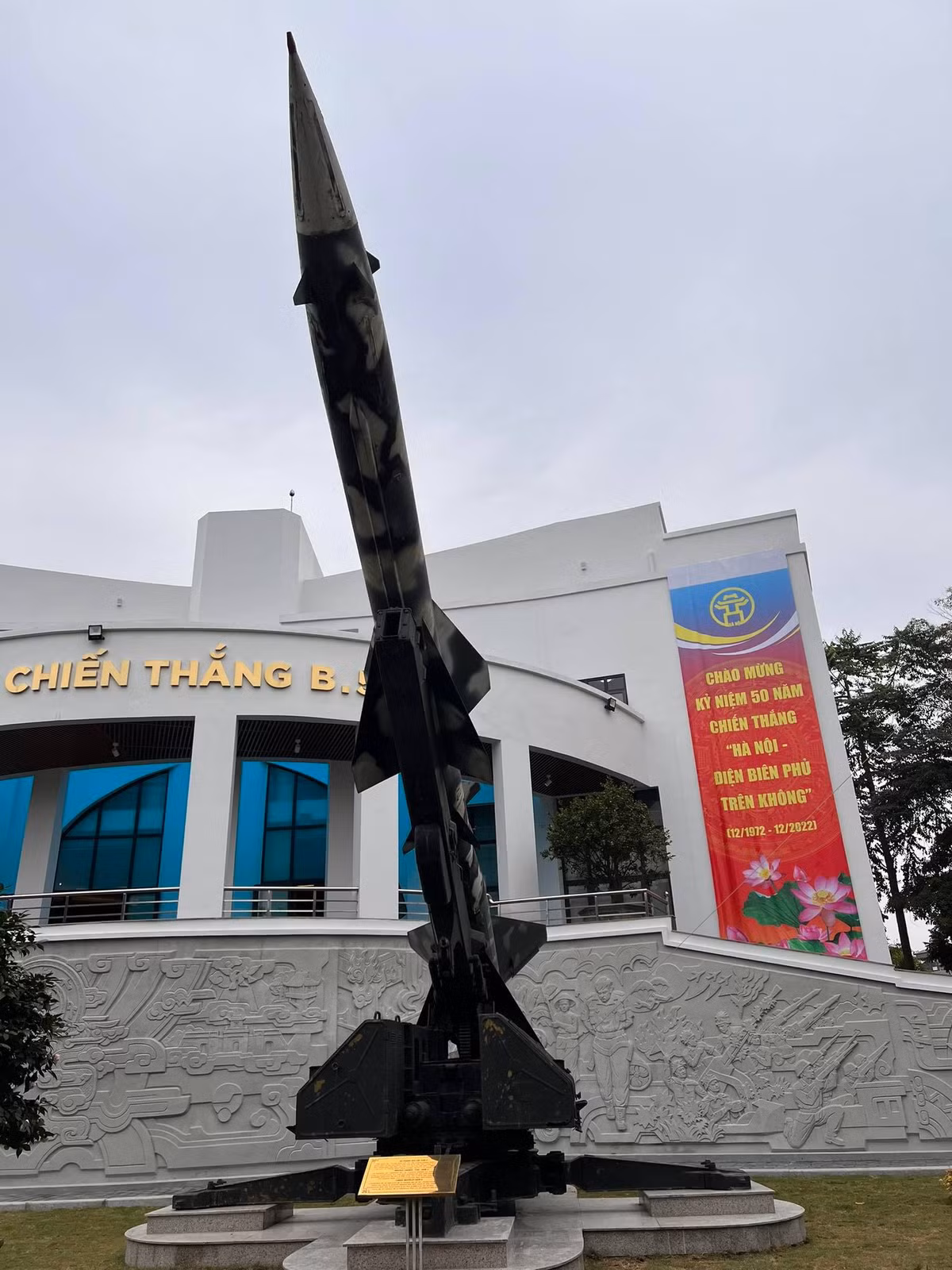 Trong 12 ngày đêm (từ ngày 18 - 30/12/1972), bệ phóng tên lửa SAM-2 của ta góp phần tiêu diệt nhiều máy bay B-52 của Mỹ. Tuy nhiên, vào những ngày cao điểm của chiến dịch, nhiều tiểu đoàn tên lửa rơi vào tình trạng khan hiếm đạn tên lửa SAM-2 để tiêu diệt "pháo đài bay" B-52 của địch.