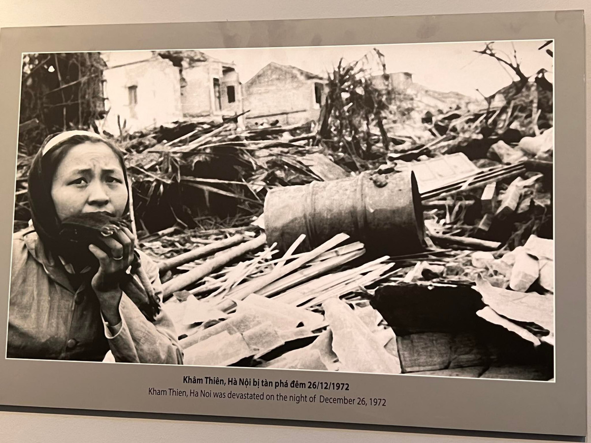 Trong ảnh một người dân đứng trước ngôi nhà ở phố Khâm Thiên bị máy bay B-52 dội bom, tàn phá đêm ngày 26/12/1972.