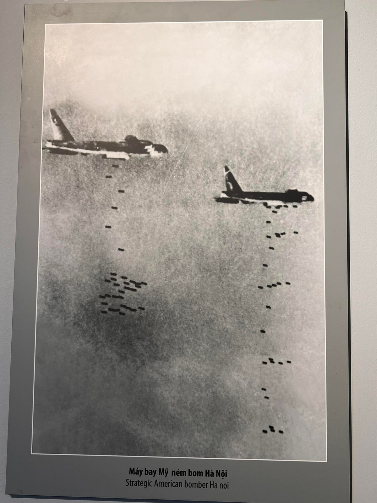 Trước tình thế đó, quân và dân miền Bắc đã tiến hành Chiến dịch phòng không Hà Nội - Hải Phòng, đánh bại cuộc tập kích của Mỹ. Trong ảnh là máy bay Mỹ ném bom thủ đô Hà Nội cuối năm 1972.