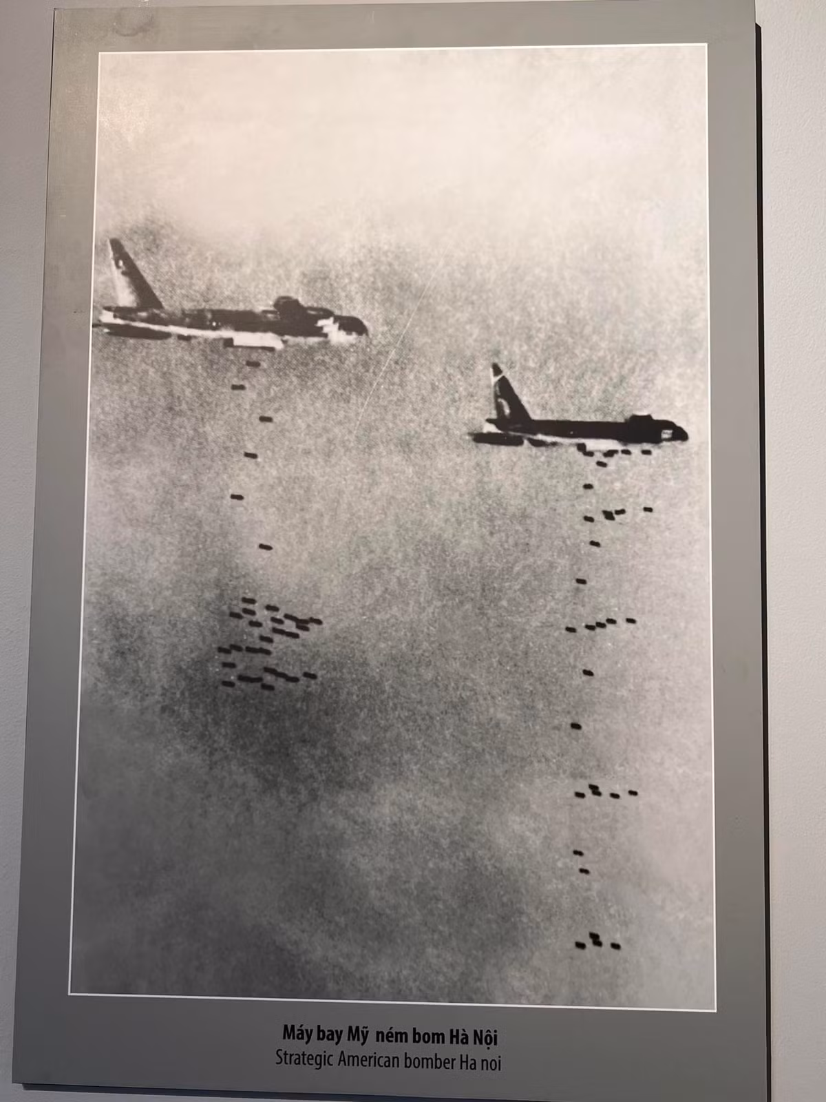 Trước tình thế đó, quân và dân miền Bắc đã tiến hành Chiến dịch phòng không Hà Nội - Hải Phòng, đánh bại cuộc tập kích của Mỹ. Trong ảnh là máy bay Mỹ ném bom thủ đô Hà Nội cuối năm 1972.