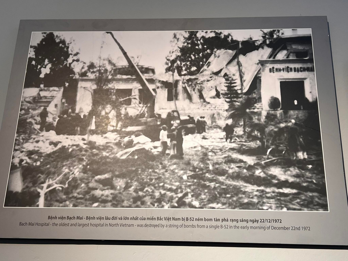 Trong ảnh là bệnh viện Bạch Mai bị máy bay B-52 ném bom tàn phá rạng sáng ngày 22/12/1972.