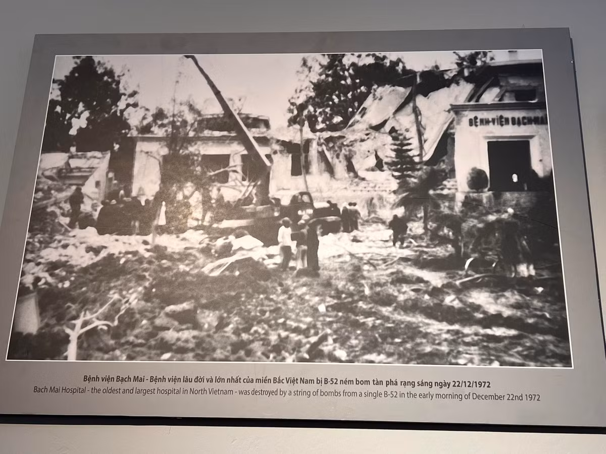 Trong ảnh là bệnh viện Bạch Mai bị máy bay B-52 ném bom tàn phá rạng sáng ngày 22/12/1972.