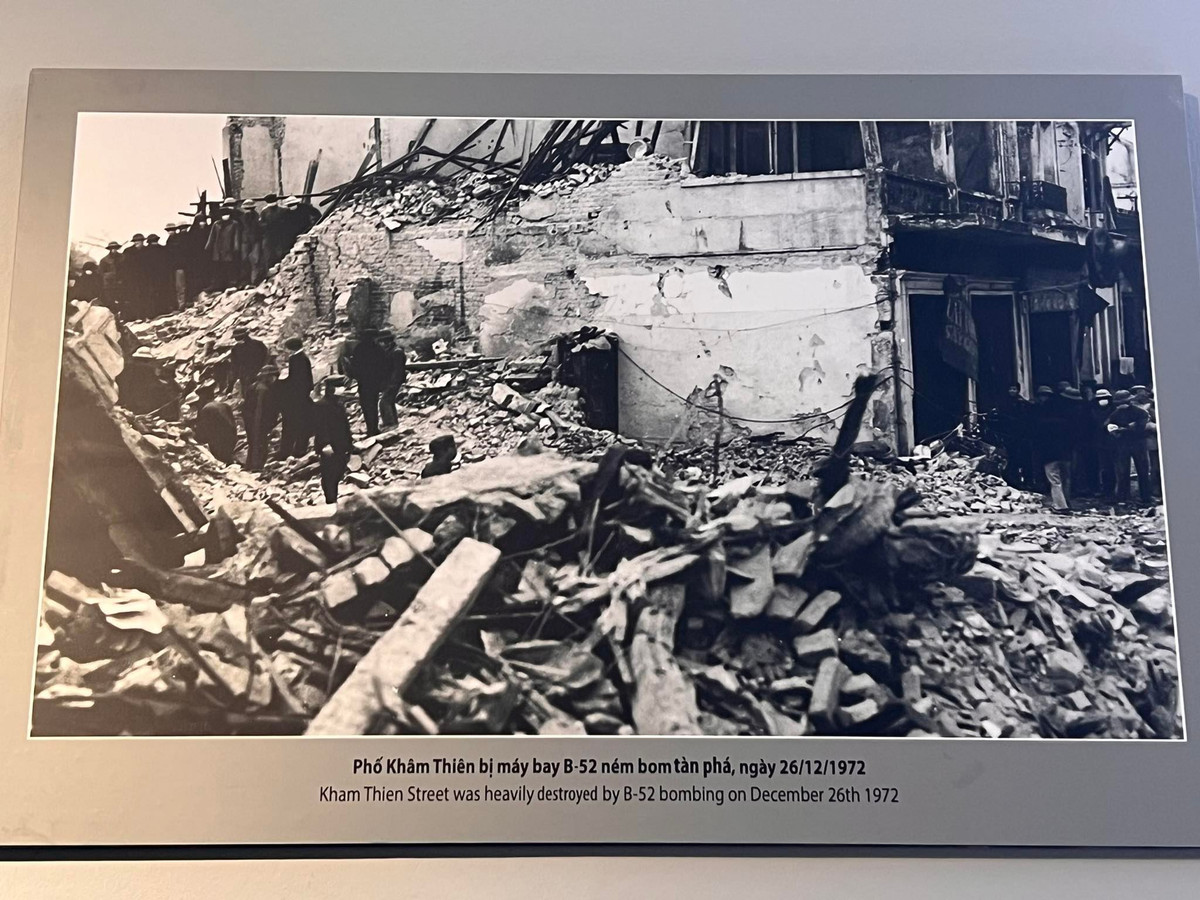 Bức ảnh lịch sử ghi dấu thời điểm nhiều ngôi nhà ở phố Khâm Thiên, Hà Nội bị máy bay B-52 của Mỹ ném bom tàn phá ngày 26/12/1972.